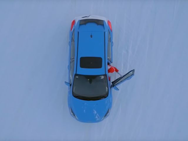 Санта дрифтит вокруг Дарта Вейдера на Focus RS